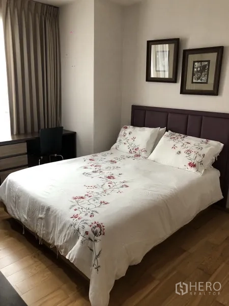 公寓 出租或出售在Khlong San, Bangkok - 明亮主卧，双人床、刺绣床品、书桌与大窗。
