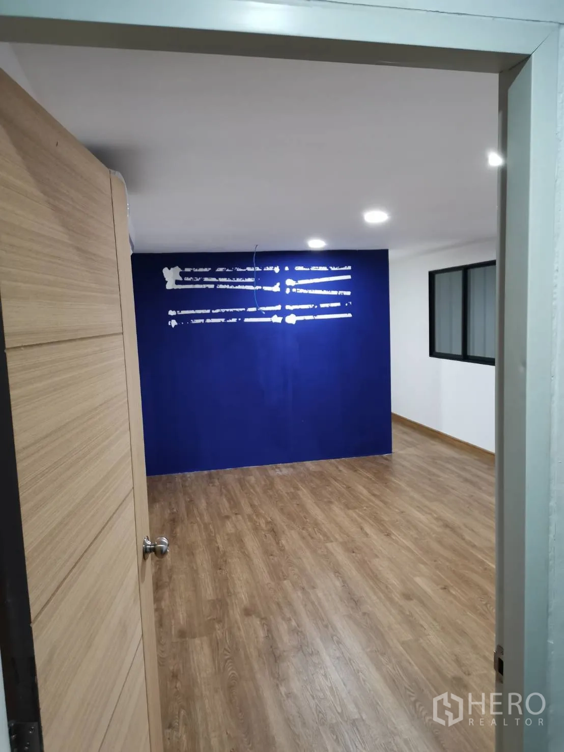 仓库 for rent in Suan Luang, Bangkok - 从门口望向办公室的开放工作区与隔断墙。