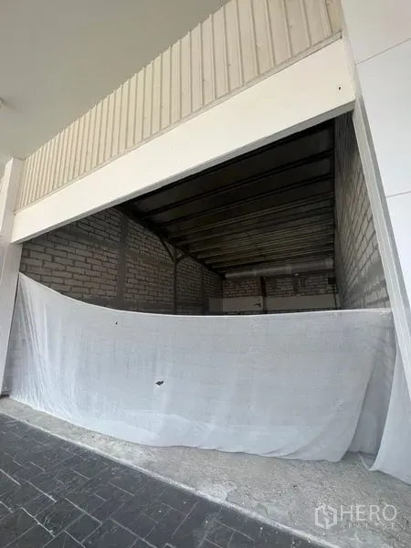 零售空间 出租在Khlong Toei, Bangkok - 一层店铺大开口，局部布帘遮挡，适合按需定制装修。