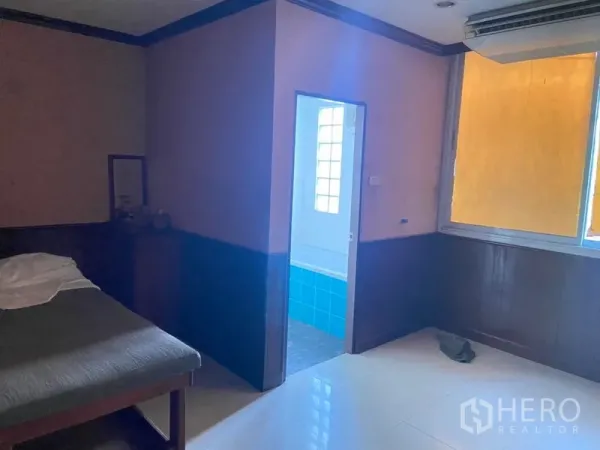Office Space for rent in Khlong Toei, Bangkok - Private room showing doorway to a tiled bathroom with glass-block window.