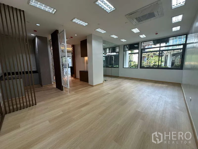 办公空间 出租 - 宽敞工作区，多组顶灯、大窗与玻璃隔断。