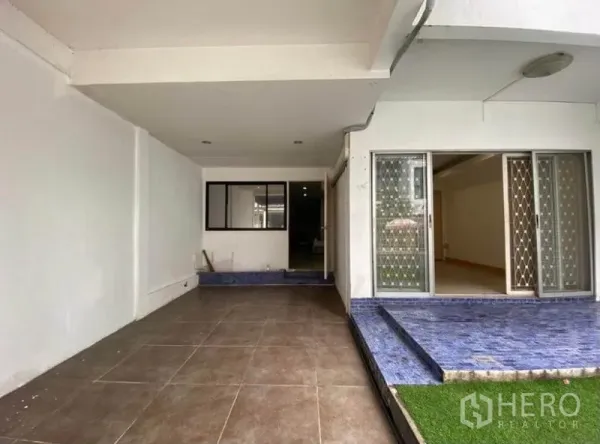 联排别墅 出租在Khlong Toei, Bangkok - 带顶车位与前庭，设有推拉门及蓝色台阶的曼谷联排别墅入口。