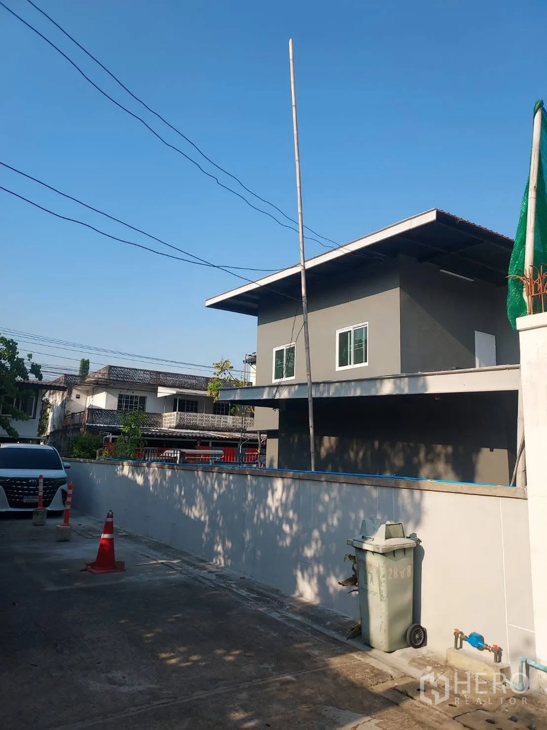 บ้านเดี่ยว for rent in Watthana, Bangkok - ด้านข้างทรัพย์สินติดซอยที่อยู่อาศัยเงียบสงบและกำแพงรั้ว.
