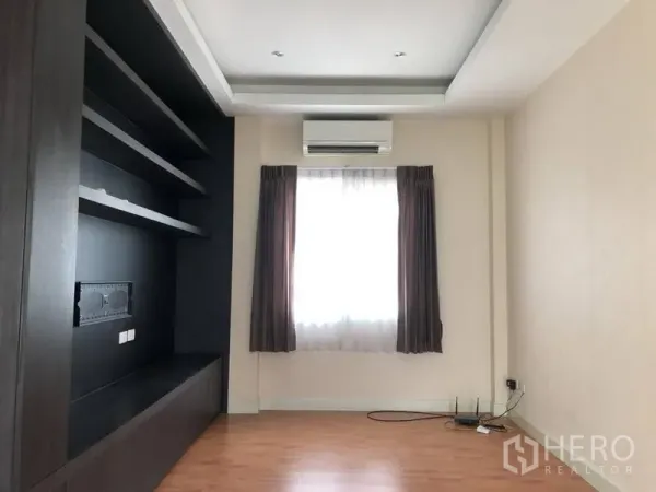 Detached House for rent in Saphan Sung, Bangkok - Upstairs family room with built-in shelving, wood flooring and air conditioning.