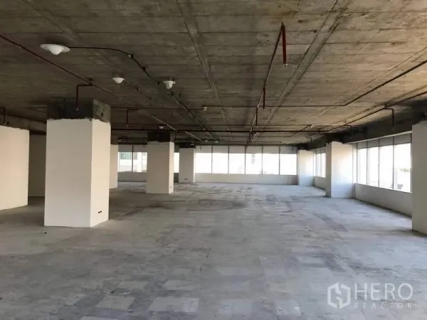 办公空间 出租在Bang Na, Bangkok - 宽敞转角办公楼层，四周设窗采光充足。