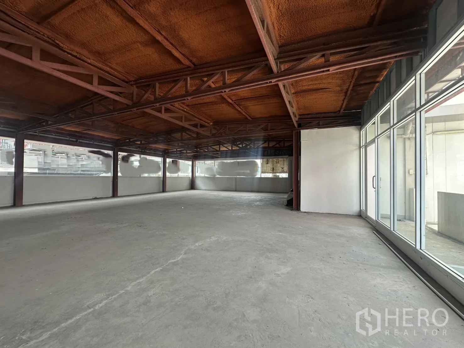 Retail Space for rent in Watthana, Bangkok - Spacious retail unit with sliding glass entrance and panoramic windows along the facade.