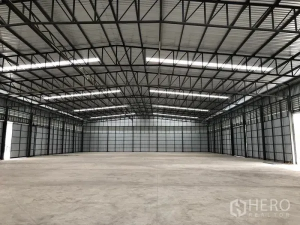 货栈 出租在Pathum Thani - 大跨距仓库大厅，钢梁结构与屋脊采光，超大无柱空间。