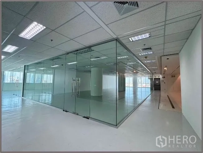 零售空间 for rent in Sathon, Bangkok - 采光充足的开放式楼层，设有大型玻璃隔断会议室与双开玻璃门。