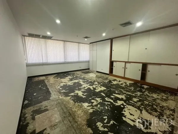 办公空间 出租在Yan Nawa, Bangkok - 大房间，带内置柜、长窗配百叶，地面已铲除待铺新材