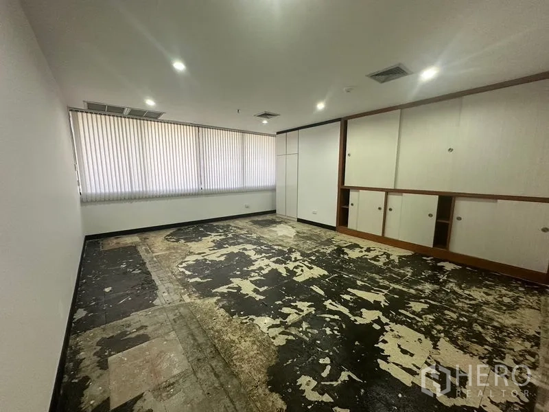 办公空间 出租在Yan Nawa, Bangkok - 大房间，带内置柜、长窗配百叶，地面已铲除待铺新材