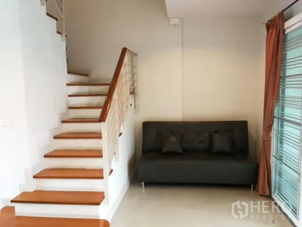 ทาวน์เฮาส์ ให้เช่าในPhasi Charoen, Bangkok - โถงบันไดขั้นไม้ข้างโซฟา ใกล้ประตูกระจกบานเลื่อน