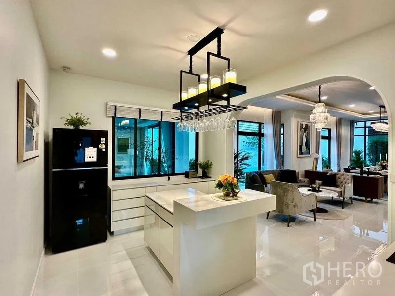 独立式住宅 出租在Bang Phli, Samut Prakan - 厨房岛台通过拱门与会客区相连。