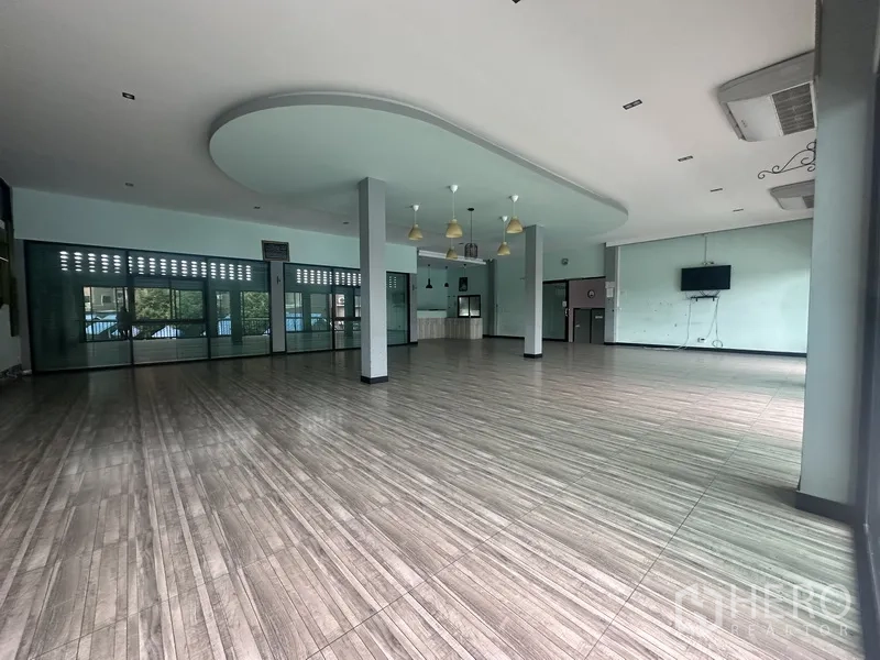 独立商业地产 出租在Prawet, Bangkok - 宽敞大厅，立柱、弧形天花与木纹地砖