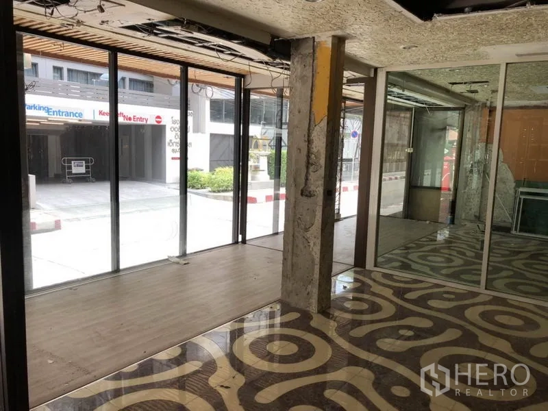 Retail Space for rent in Khlong Toei, Bangkok - Long glass frontage bringing natural light into the retail space.