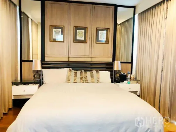คอนโด ให้เช่าในWatthana, Bangkok - ห้องนอนมาสเตอร์เตียงคิง แผงไม้ กระจกบานใหญ่ และผ้าม่านเต็มผนัง.