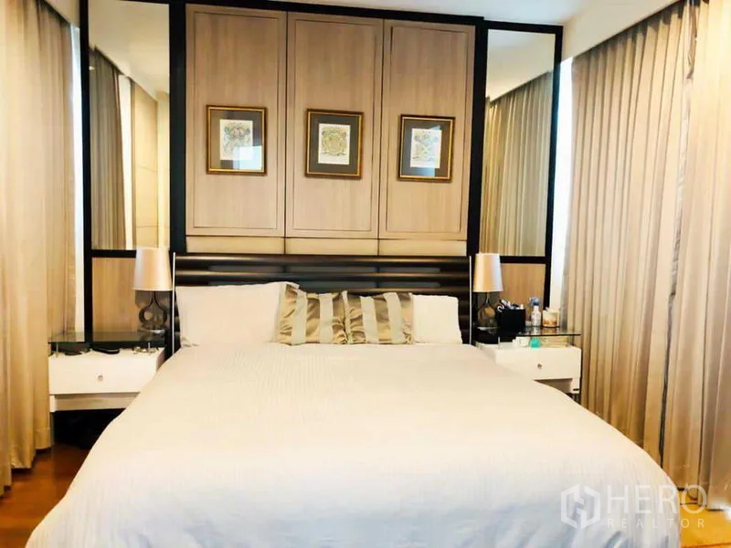 คอนโด ให้เช่าในWatthana, Bangkok - ห้องนอนมาสเตอร์เตียงคิง แผงไม้ กระจกบานใหญ่ และผ้าม่านเต็มผนัง.