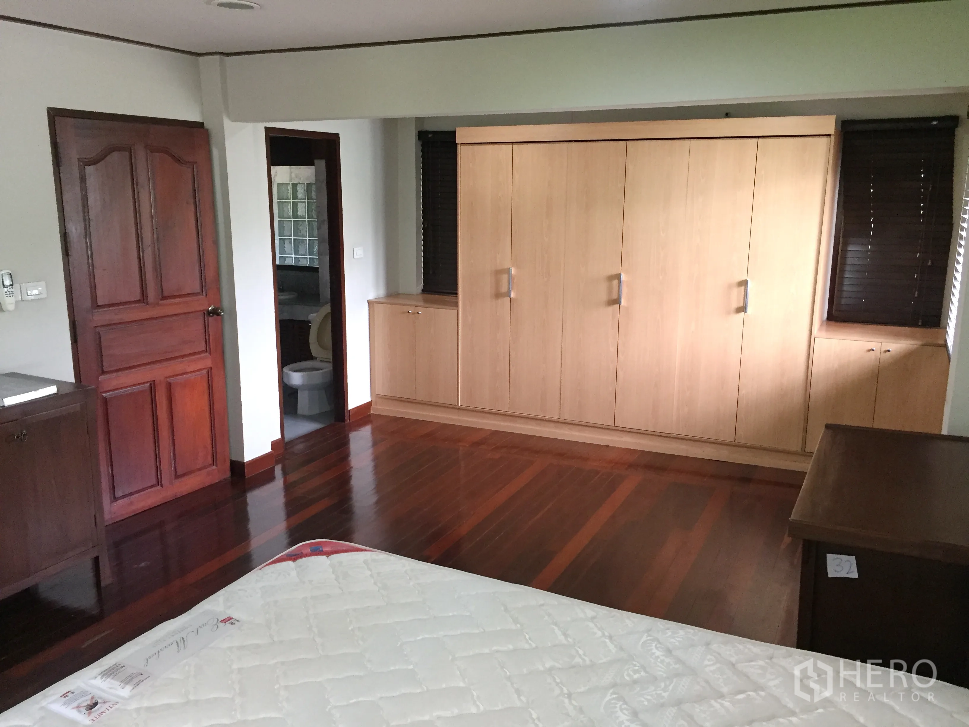 Detached House for rent in Khlong Toei, Bangkok - Master bedroom with large built-in wardrobes and an ensuite bathroom.