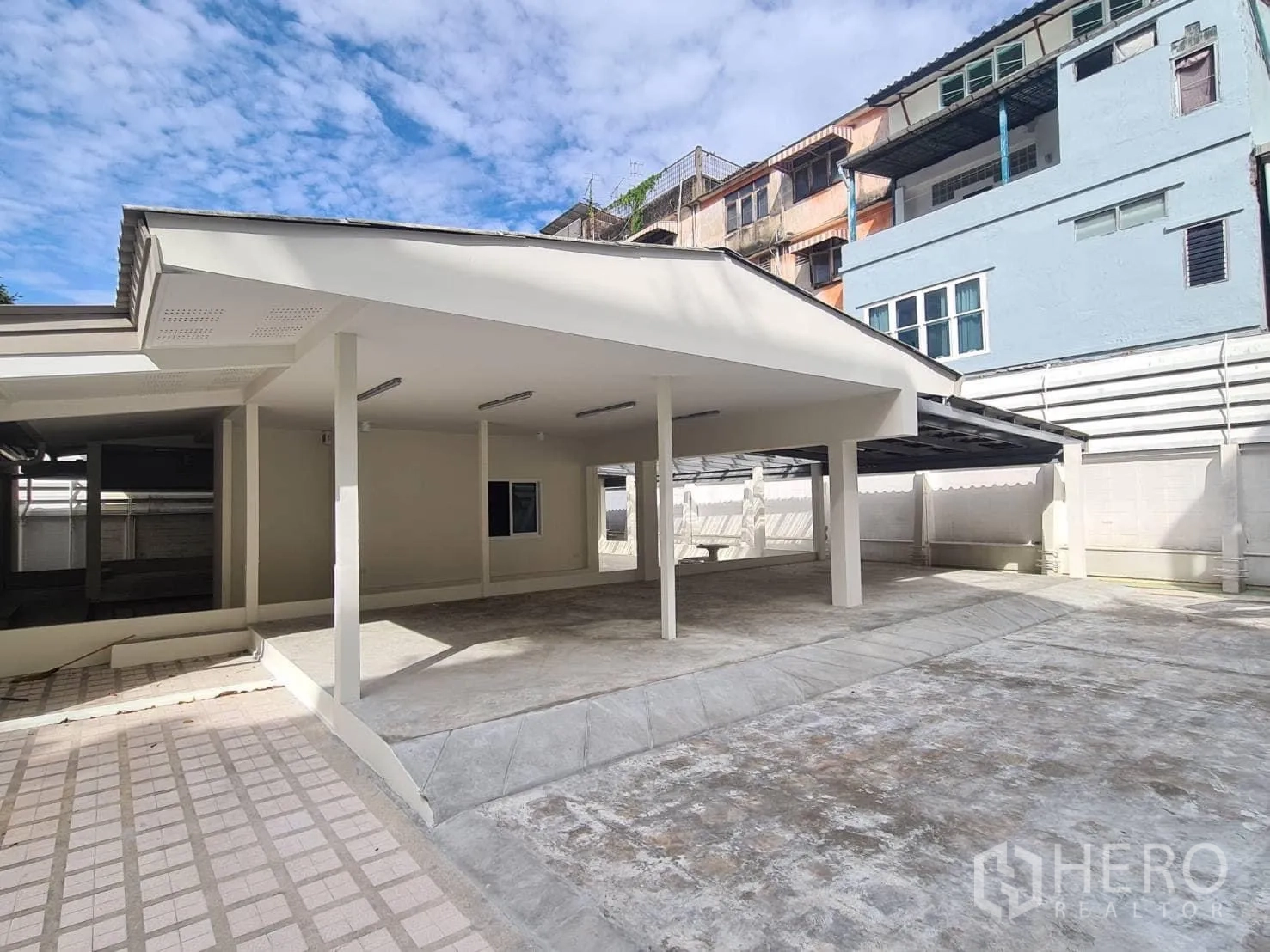 Detached House for rent in Khlong Toei, Bangkok - Covered carport and paved driveway within the gated property.