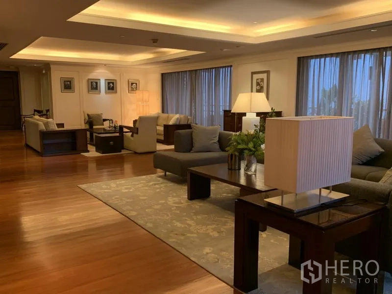 公寓 出租或出售在Watthana, Bangkok - 开放式起居空间，多个会客区与温暖照明。