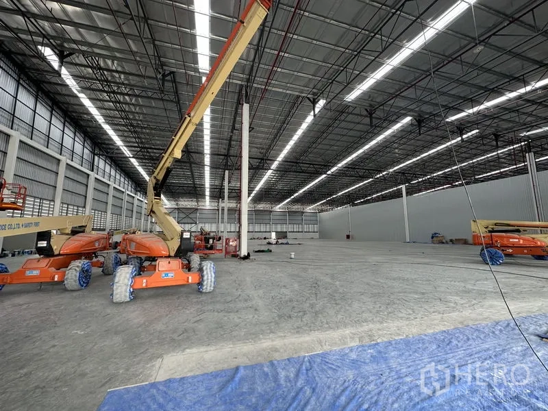 工厂 出租在Khlong Luang, Pathum Thani - 超高净空仓库，配臂式升降机与连续LED照明。
