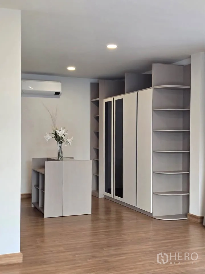Detached House for rent or sale in Bang Phli, Samut Prakan - Walk-in closet room with custom cabinetry and shelving.