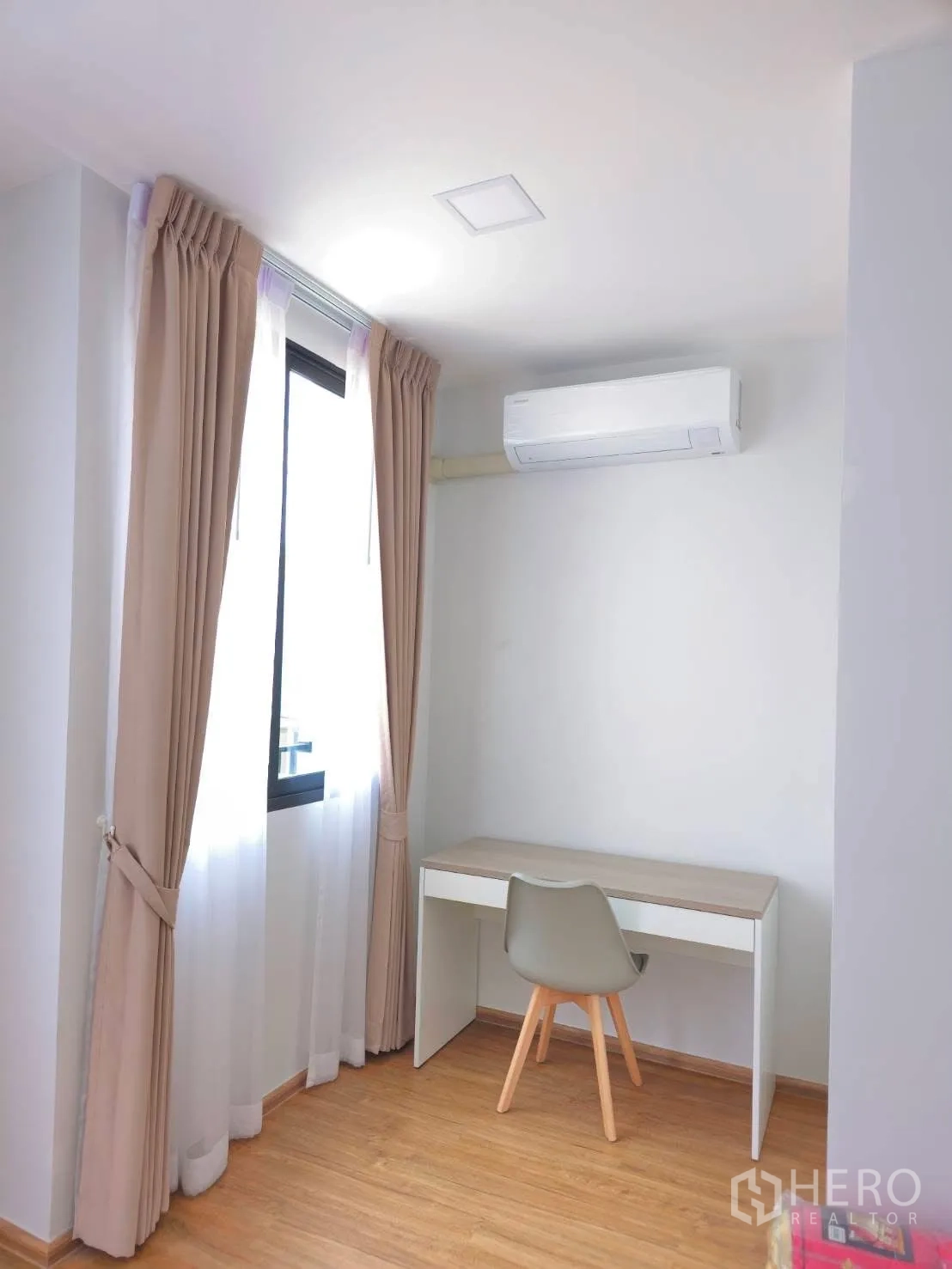 ทาวน์เฮาส์ for rent in Bang Phli, Samut Prakan - มุมทำงานสว่าง พร้อมโต๊ะและเก้าอี้ติดหน้าต่างและเครื่องปรับอากาศ