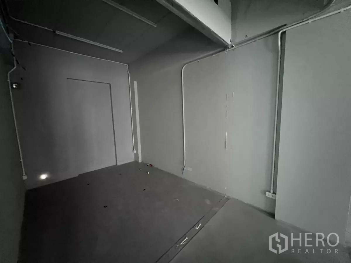 带办公室的家 出租在Pathum Wan, Bangkok - 无窗后勤储物间，外露管线。