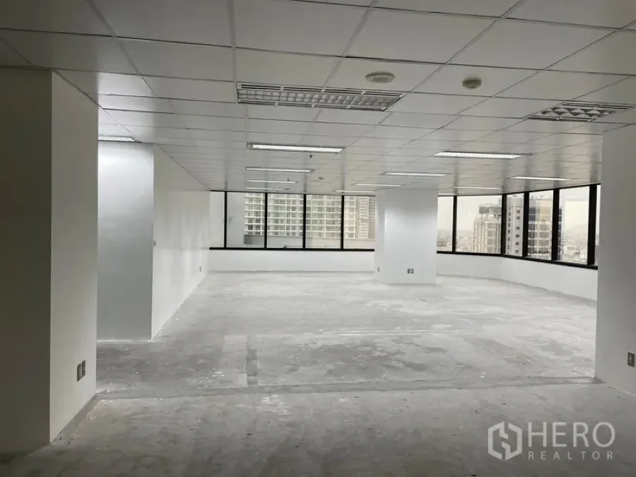 Office Space for rent in Din Daeng, Bangkok - Open-plan corner office with large wraparound windows and Bangkok city views.
