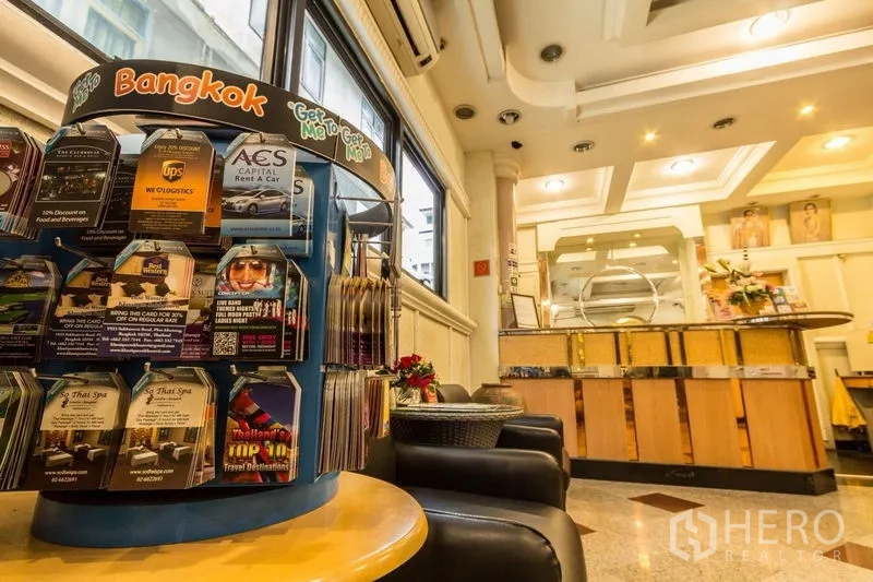店屋 出租在Phaya Thai, Bangkok - 大堂一隅，旋转宣传册架、落地窗与前台。