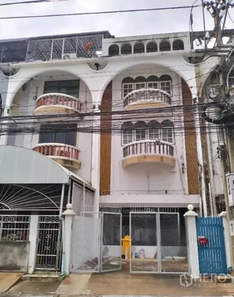 Home Office for rent in Yan Nawa, Bangkok - Four-storey home office facade with arched balconies, gated entry and street frontage in Yan Nawa.