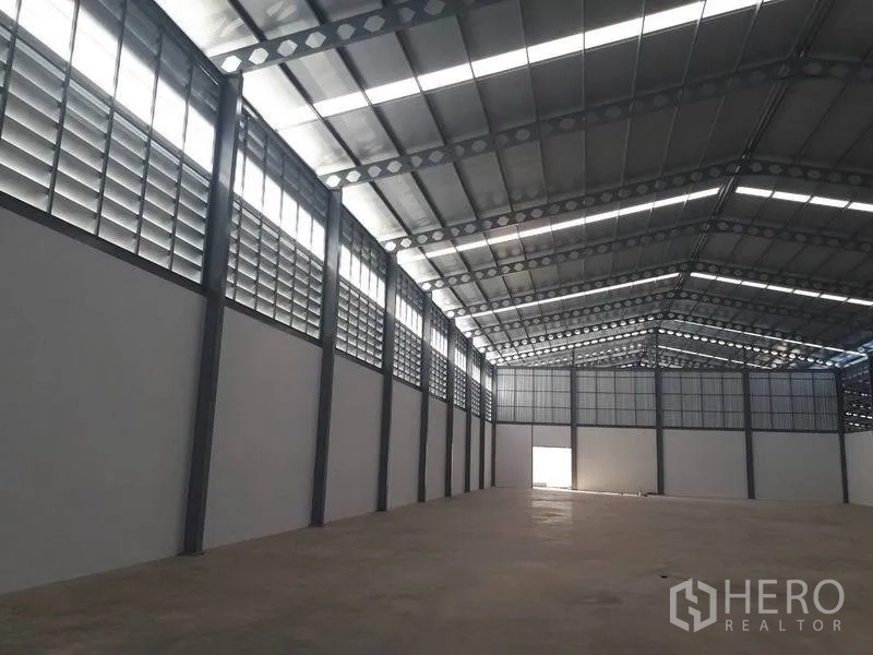 Warehouse for rent in Bang Phli, Samut Prakan - Interior wall lined with louvered ventilation panels beneath a tall gabled roof.