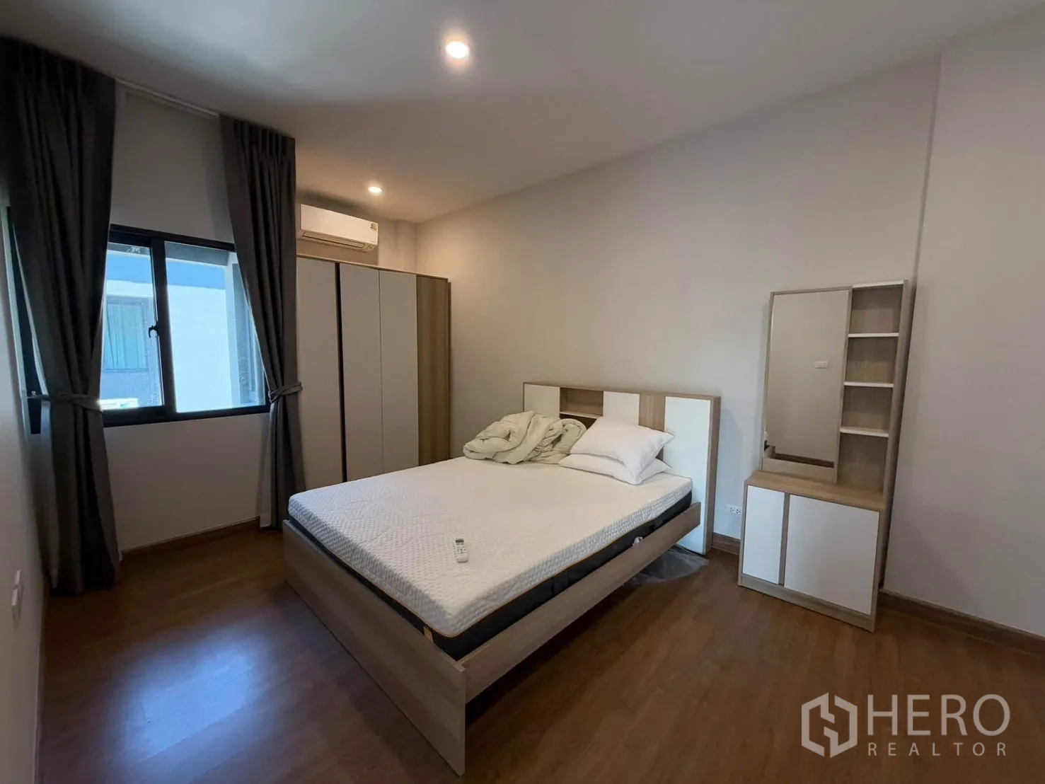 บ้านแฝด for rent in Prawet, Bangkok - ห้องนอนมีหน้าต่าง ตู้เสื้อผ้าใบใหญ่ และโต๊ะเครื่องแป้ง