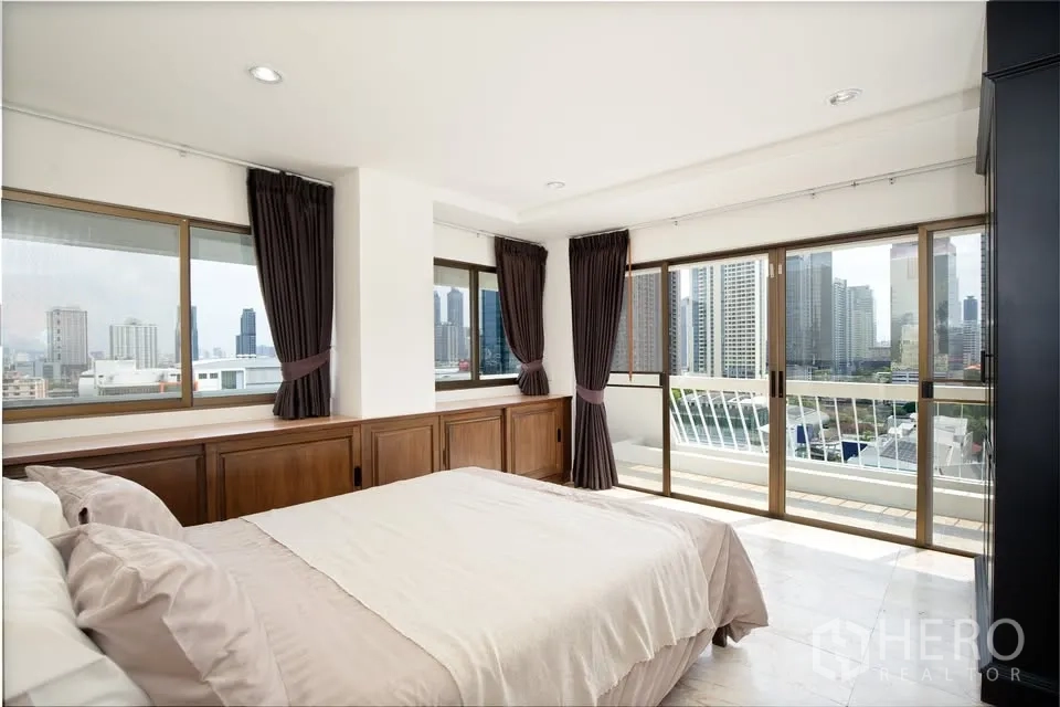 公寓 for rent in Watthana, Bangkok - 卧室拥有落地窗与阳台，享城市景观。