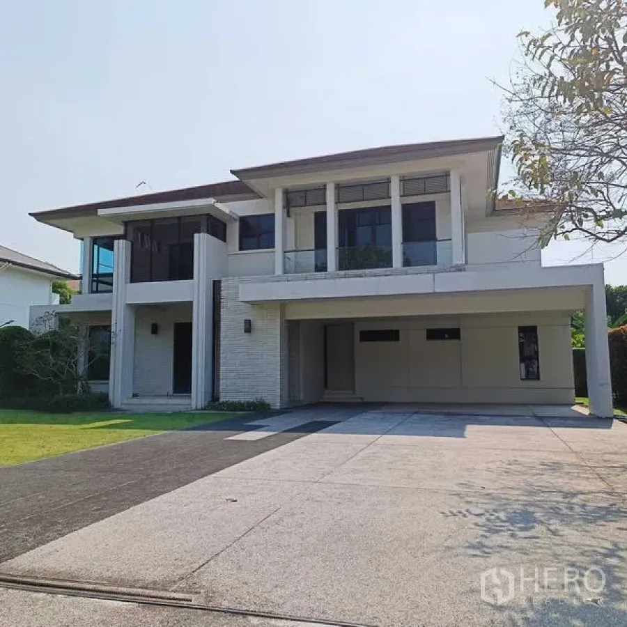 独立式住宅 出租或出售在Mueang Nonthaburi, Nonthaburi - 房屋正立面，宽廊、草坪与长车道。