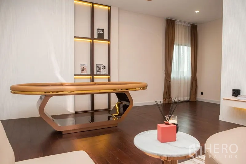บ้าน ให้เช่าหรือขายในBangkok - ห้องอเนกประสงค์พร้อมโต๊ะเกมทรงรีและชั้นวางไฟสวย