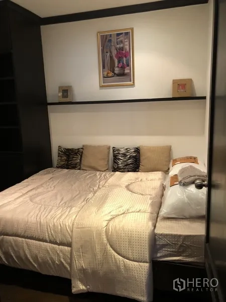 公寓 出租在Watthana, Bangkok - 第二卧室，软包床头与置物架，灯光柔和。