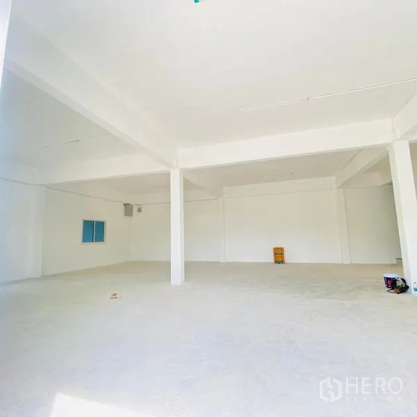 Warehouse for rent in Bang Khae, Bangkok - Spacious, freshly painted hall with columns and a side window, ready for racking or workspace.
