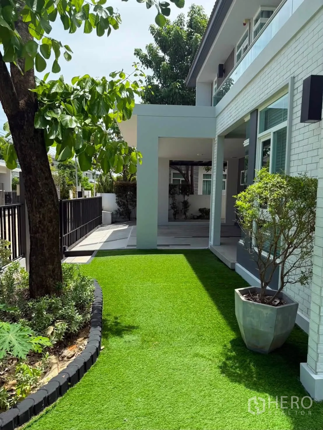 บ้านเดี่ยว for rent in Bang Phli, Samut Prakan - สวนหน้าบ้านมีสนามหญ้า ต้นไม้ และเฉลียงมีหลังคา