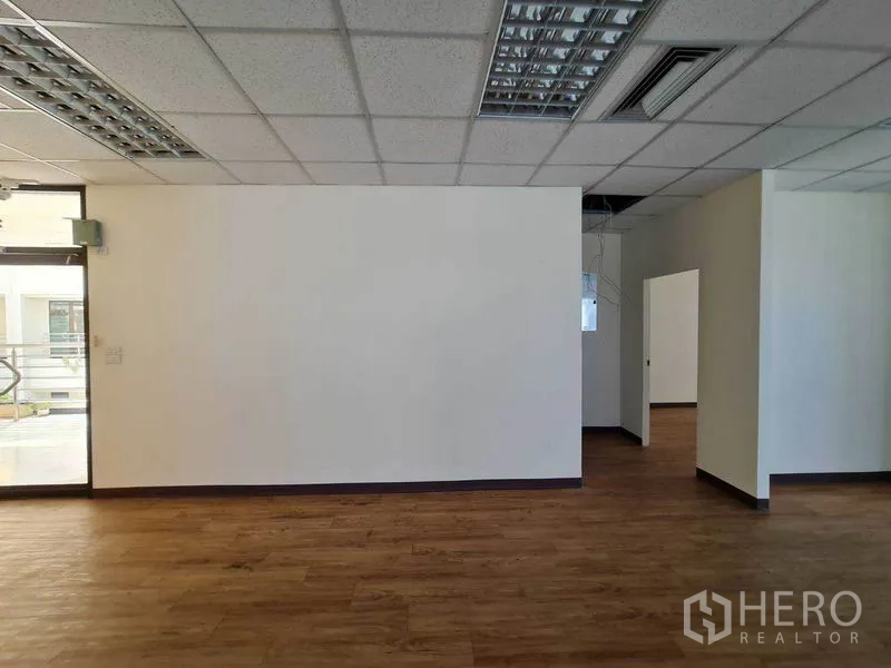 办公空间 出租在Watthana, Bangkok - 入口墙面与走廊，连接内侧房间，矿棉板吊顶
