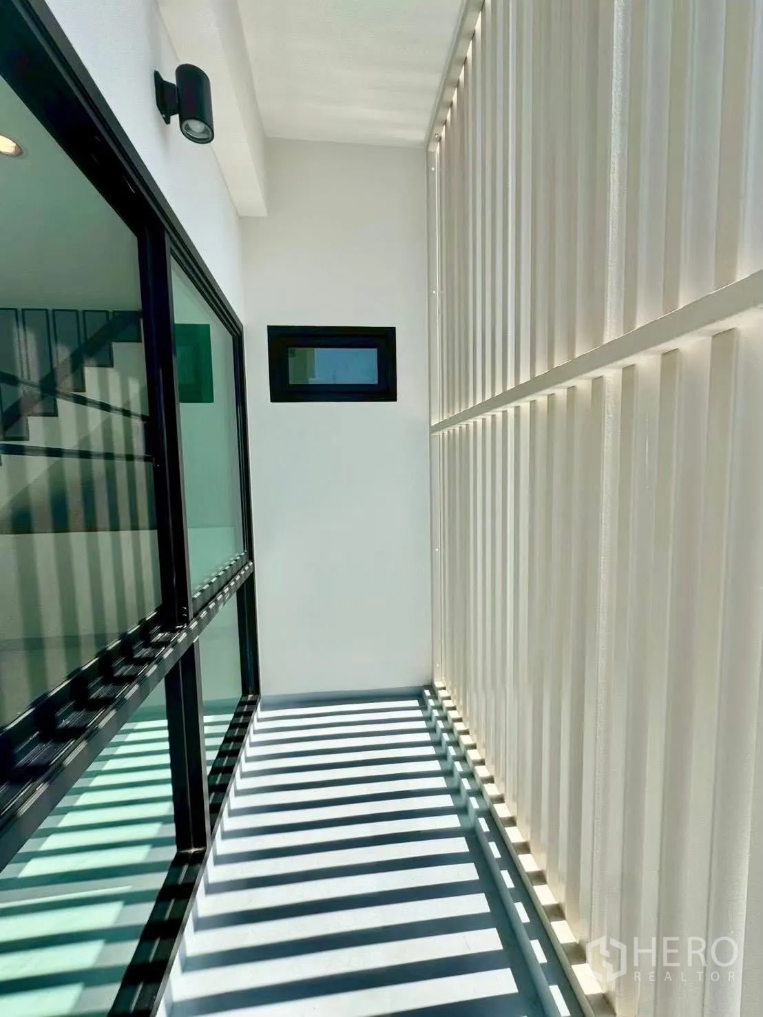家庭办公室 for rent in Wang Thonglang, Bangkok - 纤窄阳台，带隐私格栅与墙面灯，外接玻璃门。