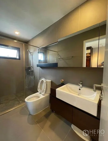 Townhouse for rent in Yan Nawa, Bangkok - Third bathroom with glass shower, wide mirror, and sleek vanity.