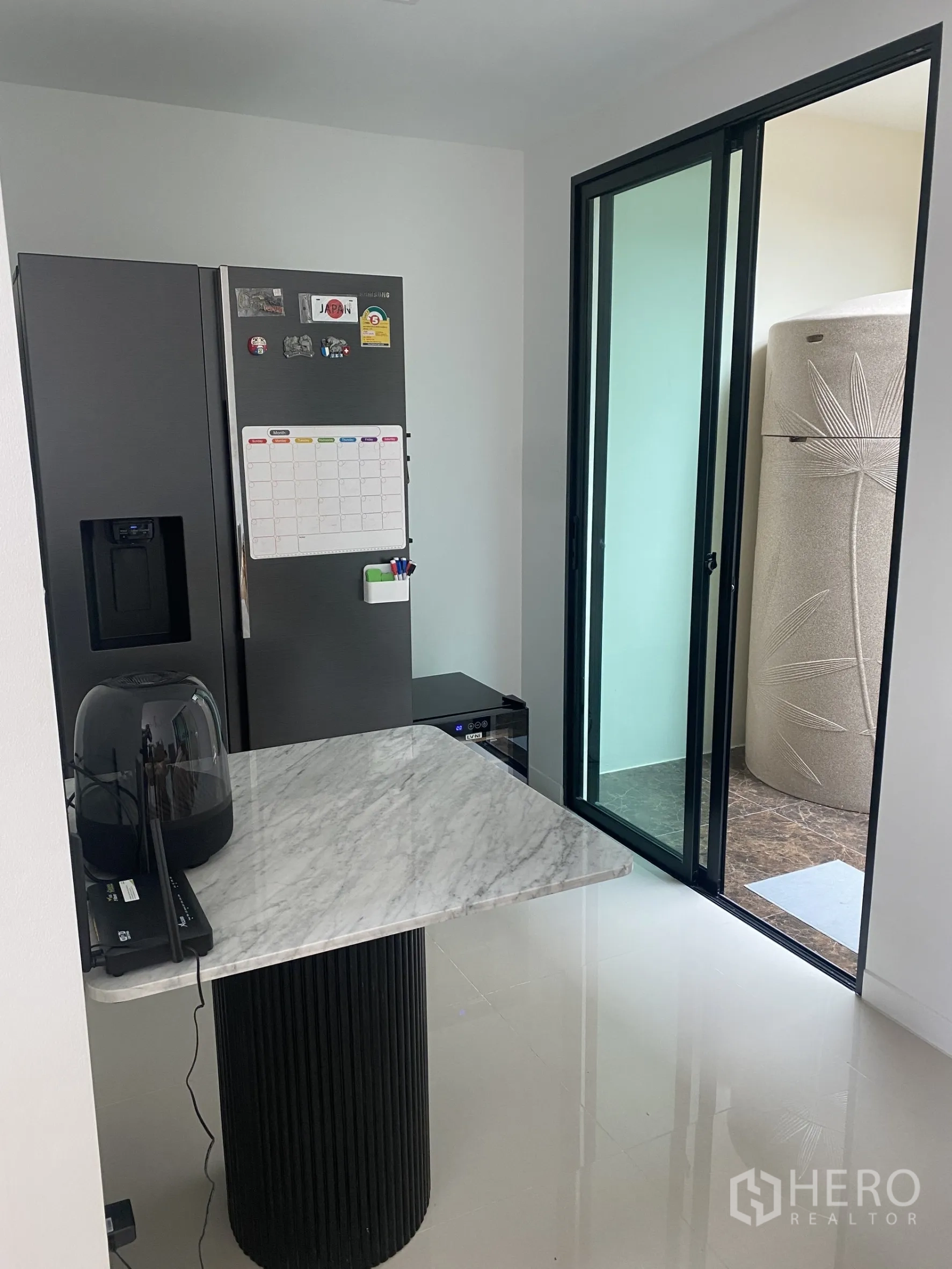 联排别墅 出租或出售在Bang Khae, Bangkok - 备餐区通过黑框推拉门连通封闭露台