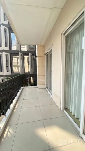 公寓 出租 - 第二个阳台带栏杆与楼宇景观。