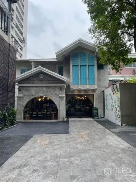零售空间 出租在Phaya Thai, Bangkok - 两层零售建筑，拱形门面与车道前庭