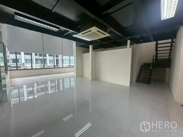 办公空间 出租在Khlong Toei, Bangkok - 宽敞工作区，楼梯通往夹层，卷帘遮阳。