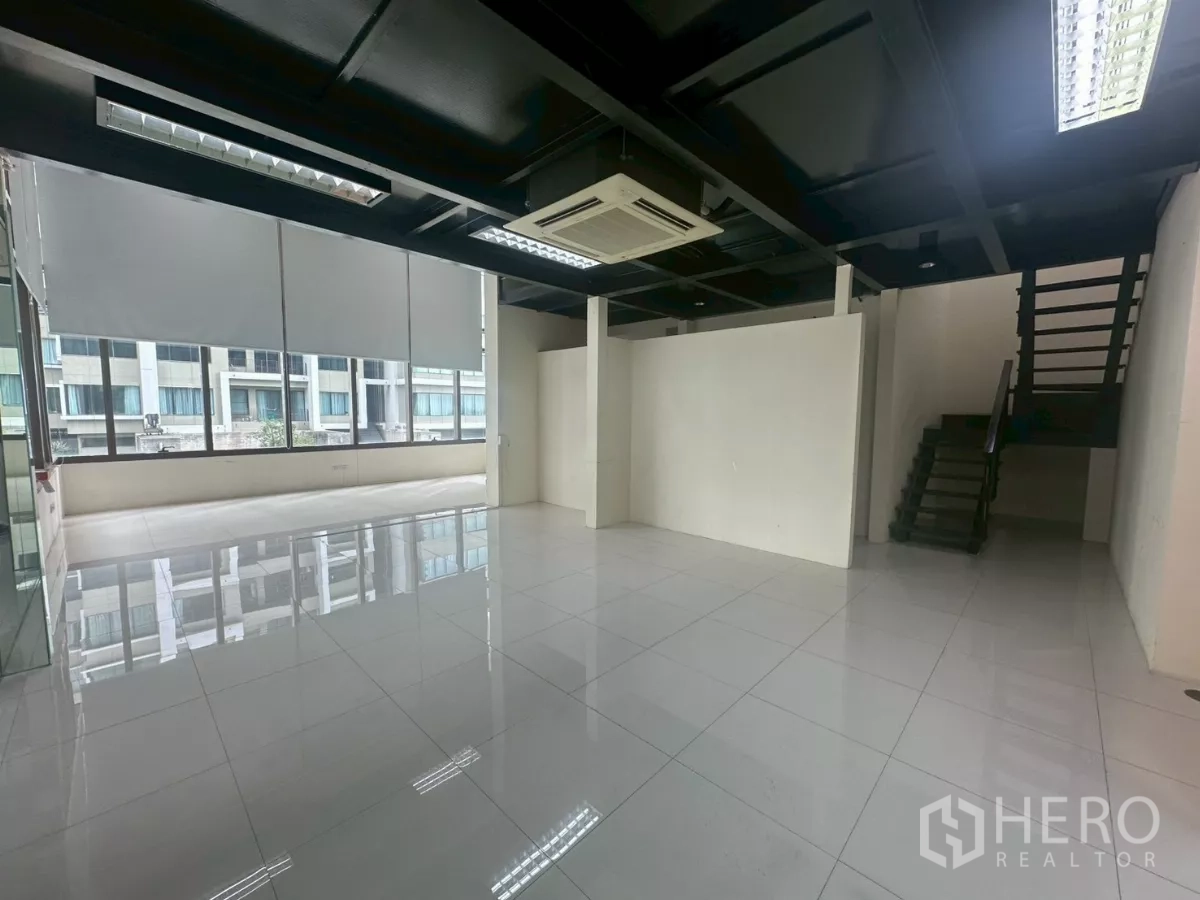 办公空间 出租在Khlong Toei, Bangkok - 宽敞工作区，楼梯通往夹层，卷帘遮阳。