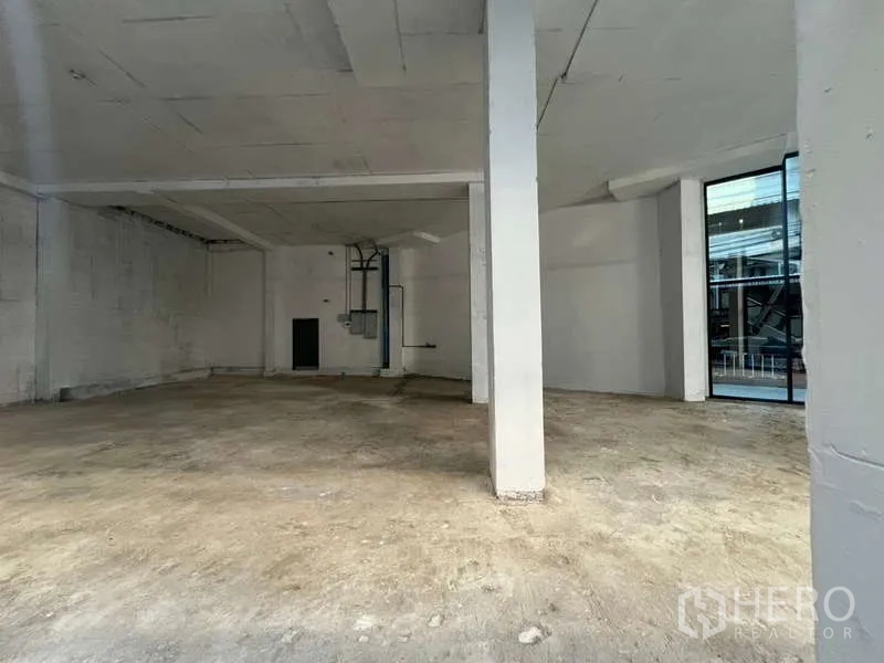 Retail Space for rent in Khlong Toei, Bangkok - Retail space with structural columns and full-height windows bringing natural light.