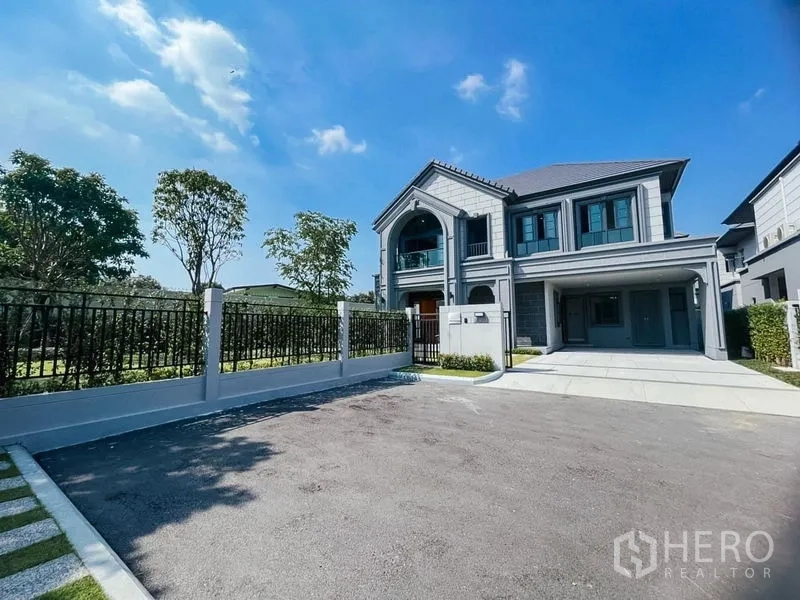 บ้าน ขายในMueang Nonthaburi, Nonthaburi - ด้านหน้าบ้านสไตล์โมเดิร์นพร้อมทางเข้ากว้างและที่จอดรถในร่ม