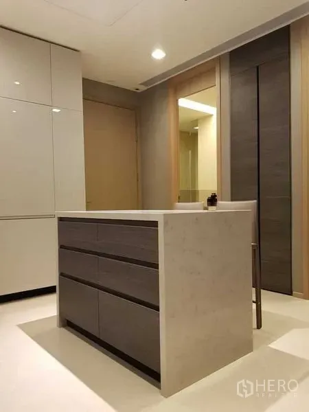 คอนโด ให้เช่าในWatthana, Bangkok - ครัวคอนโดสไตล์โมเดิร์น ไอส์แลนด์ท๊อปหิน ลิ้นชักสีเทา และตู้สูง เขตวัฒนา กรุงเทพฯ