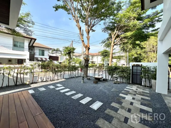 独立式住宅 出租或出售在Saphan Sung, Bangkok - 前庭铺石子，设大树与步道通向大门。